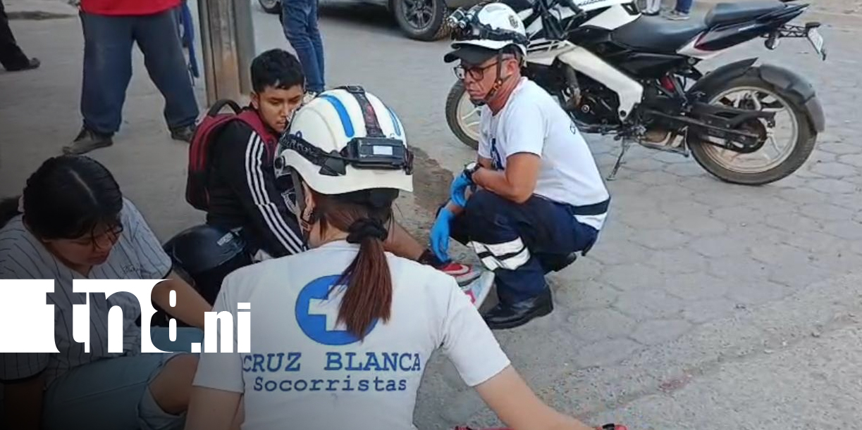Foto: Microbús invade carril y provoca accidente con motocicleta en Estelí/TN8