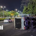 Accidente de tránsito entre camioncito y auto deja un conductor con golpes en Managua Foto: Accidente en Managua deja camioncito volcado tras fuerte colisión/TN8