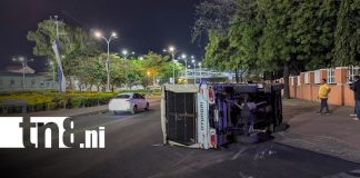 Foto: Accidente en Managua deja camioncito volcado tras fuerte colisión/TN8