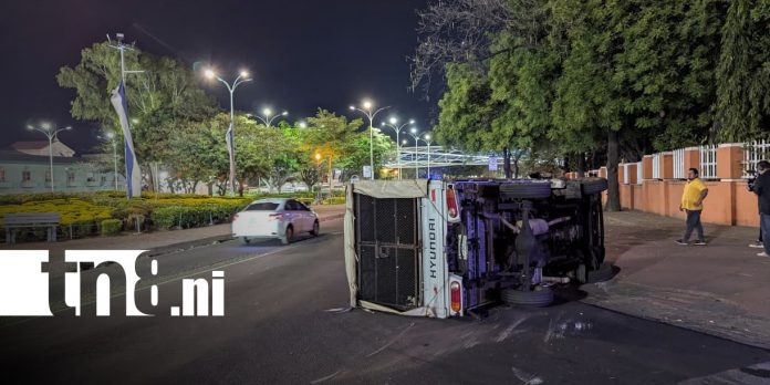 Foto: Accidente en Managua deja camioncito volcado tras fuerte colisión/TN8