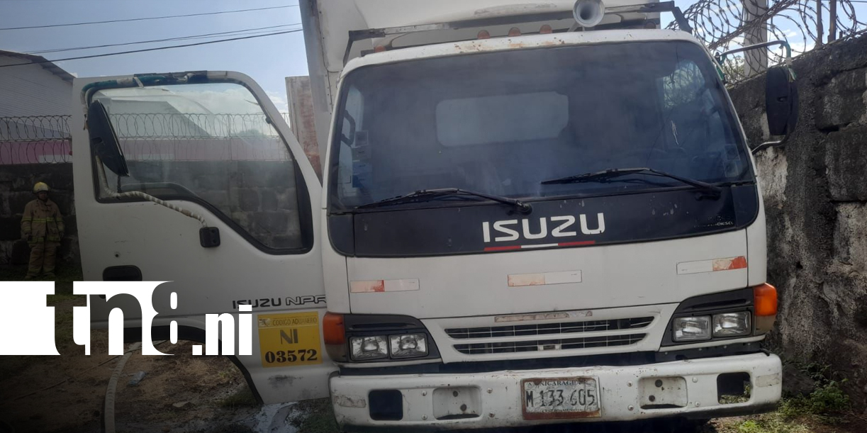 Foto: Quema de basura provoca incendio en camión cargado con material inflamable en Managua/TN8