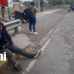 ¡Milagro en la Panamericana Norte! Motociclista sobrevive tras quedar bajo una rastra Foto: ¡Milagro en la Panamericana Norte! Motociclista sobrevive tras quedar bajo una rastra/TN8