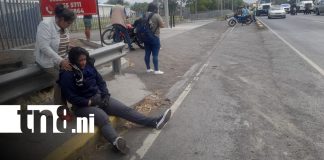 Foto: ¡Milagro en la Panamericana Norte! Motociclista sobrevive tras quedar bajo una rastra/TN8
