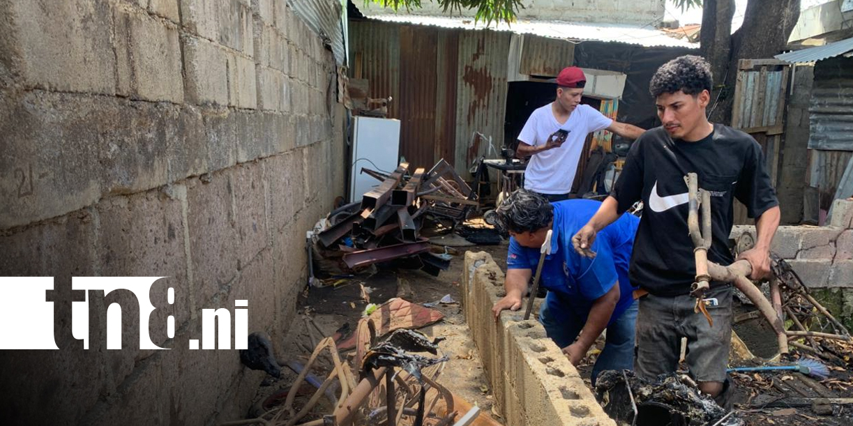 Foto: Tapicería Santana quedó reducida a cenizas / TN8