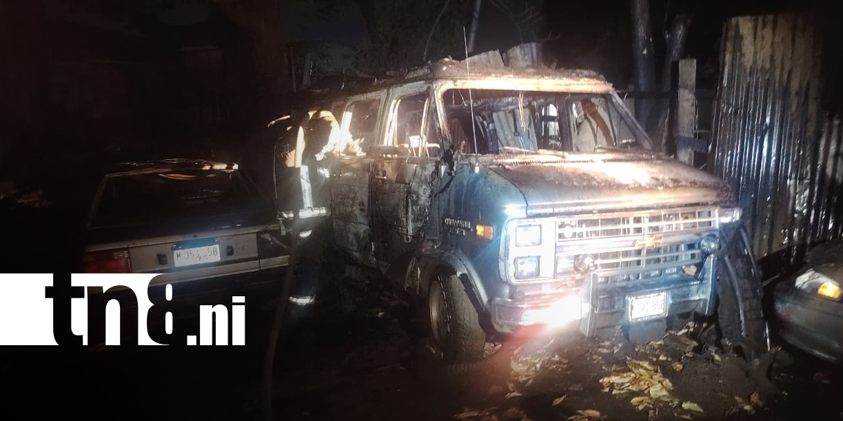 Foto: Voraz incendio arrasa vehículos dentro de taller en Montoya/TN8