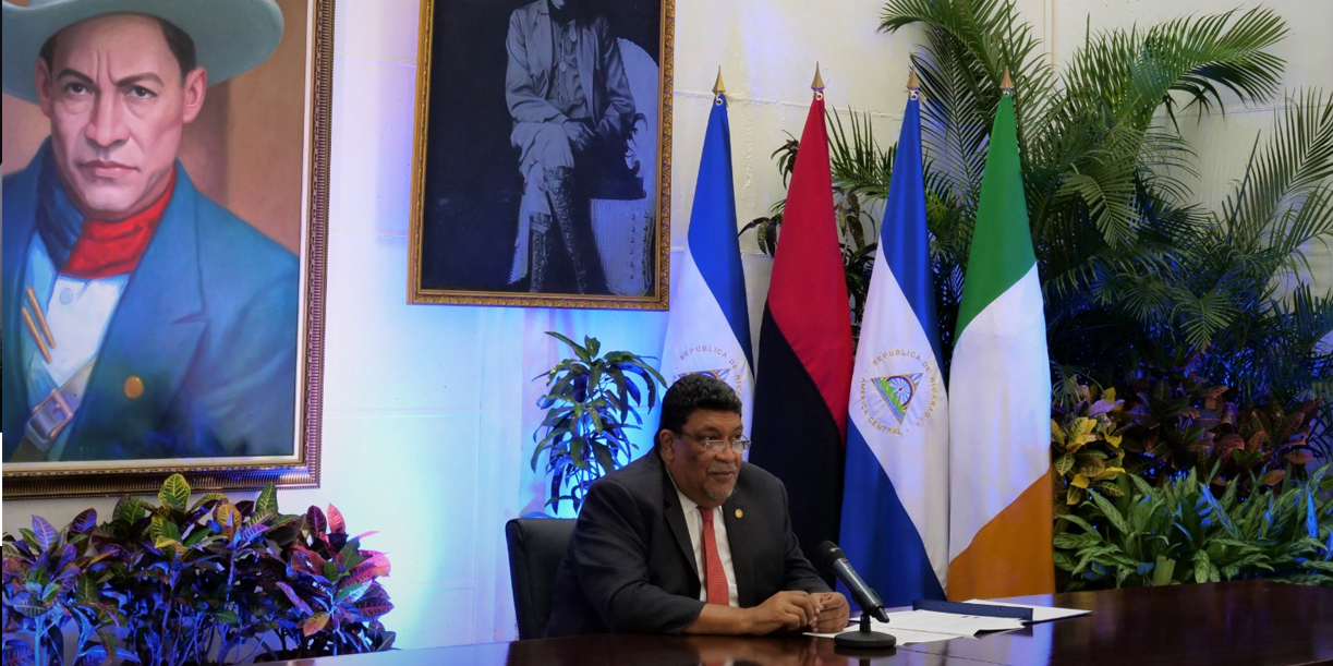Foto: Embajador de Irlanda presenta Copias de Estilo/TN8