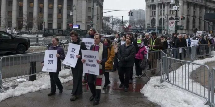 Foto:Acusan al ICE de mantener migrantes en condiciones inhumanas en Nueva York/Cortesía