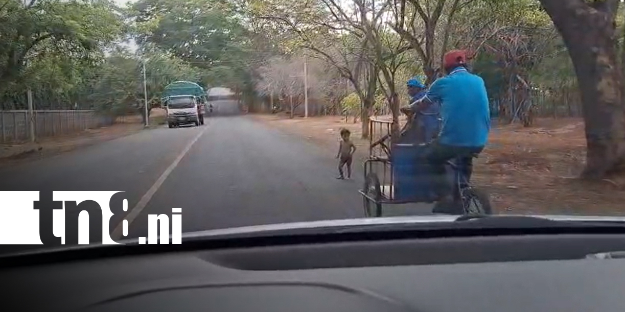 Foto: Niño queda expuesto al tránsito en Tipitapa y causa preocupación/TN8
