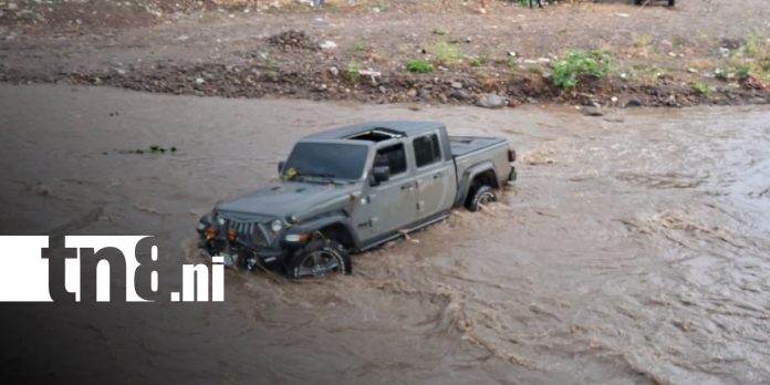 2 Foto: Bomberos de Matagalpa rescatan a seis personas arrastradas por el Río Grande/TN8