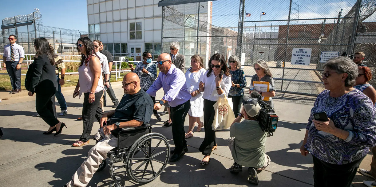 Foto: Sujeto recupera su libertad tras pasar 27 años preso por una condena errónea / Cortesía