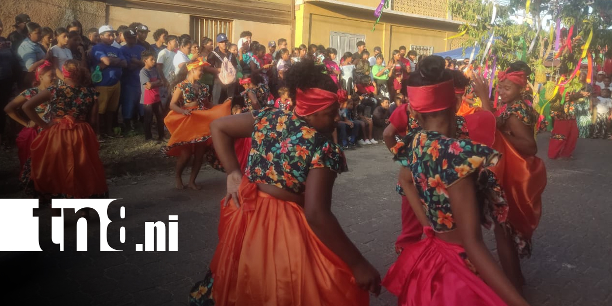 Foto: Familias disfrutan del tradicional Palo de Mayo en Bilwi/TN8