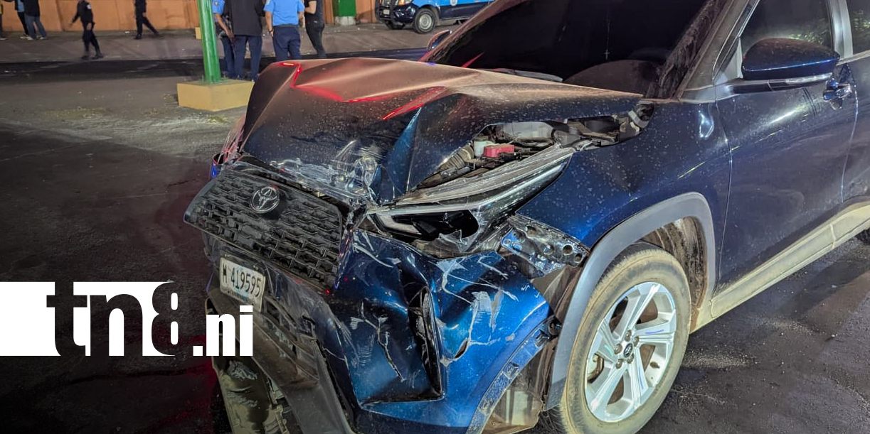 Foto: Accidente en Managua deja camioncito volcado tras fuerte colisión/TN8