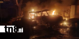 Foto: Voraz incendio arrasa vehículos dentro de taller en Montoya/TN8