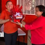 Crónica TN8 premió el amor y entrega de una madrecita en el barrio Georgino Andrade Foto: Crónica TN8 premió el amor y entrega de una madrecita en el barrio Georgino Andrade/TN8