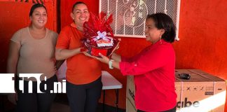 Foto: Crónica TN8 premió el amor y entrega de una madrecita en el barrio Georgino Andrade/TN8