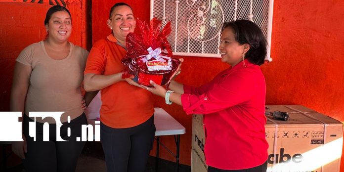 Foto: Crónica TN8 premió el amor y entrega de una madrecita en el barrio Georgino Andrade/TN8