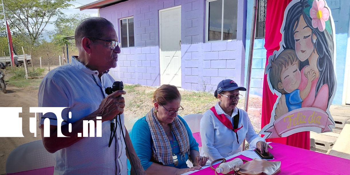 Foto: El mejor regalo para mamá: entregan siete casas a familias de Granada/TN8