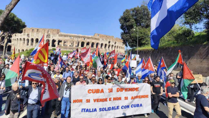 FOTO: Italia marcha en apoyo a Cuba/CORTESÍA