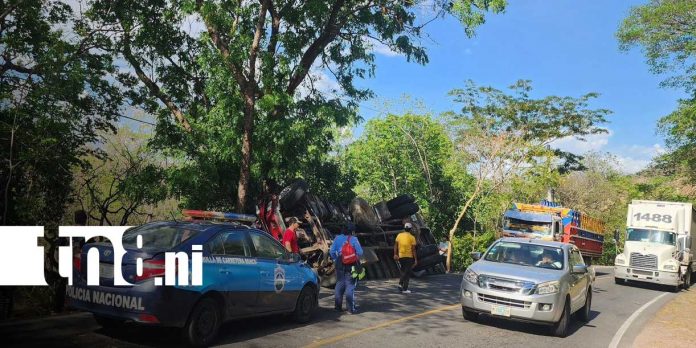 Foto: Fuerte accidente en Teustepe deja camión ganadero y bus involucrados/TN8 Foto: Fuerte accidente en Teustepe deja camión ganadero y bus involucrados/TN8