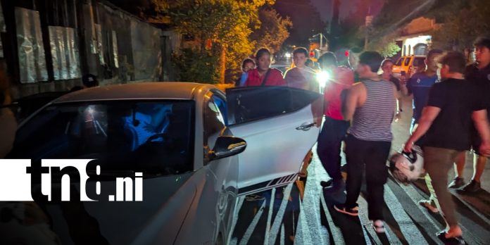3 Foto: Camioneta irrespetó señal de alto y dejó a motociclista gravemente lesionada en Managua/TN8