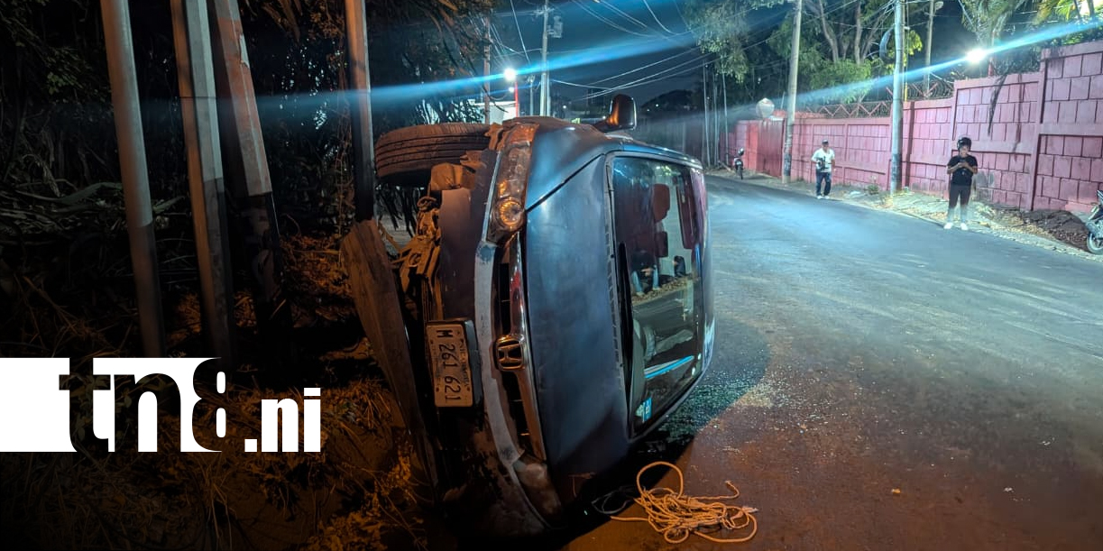 Foto: Exceso de velocidad provoca vuelco en Managua/TN8