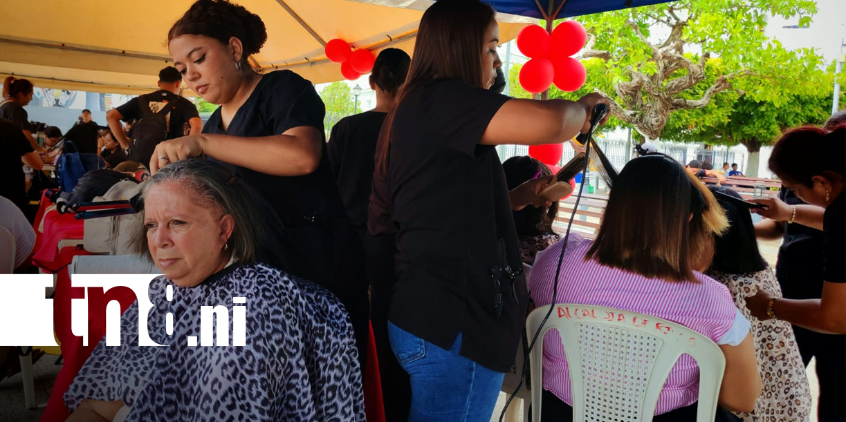 Foto:Estudiantes de belleza consienten a madres en Rivas/TN8