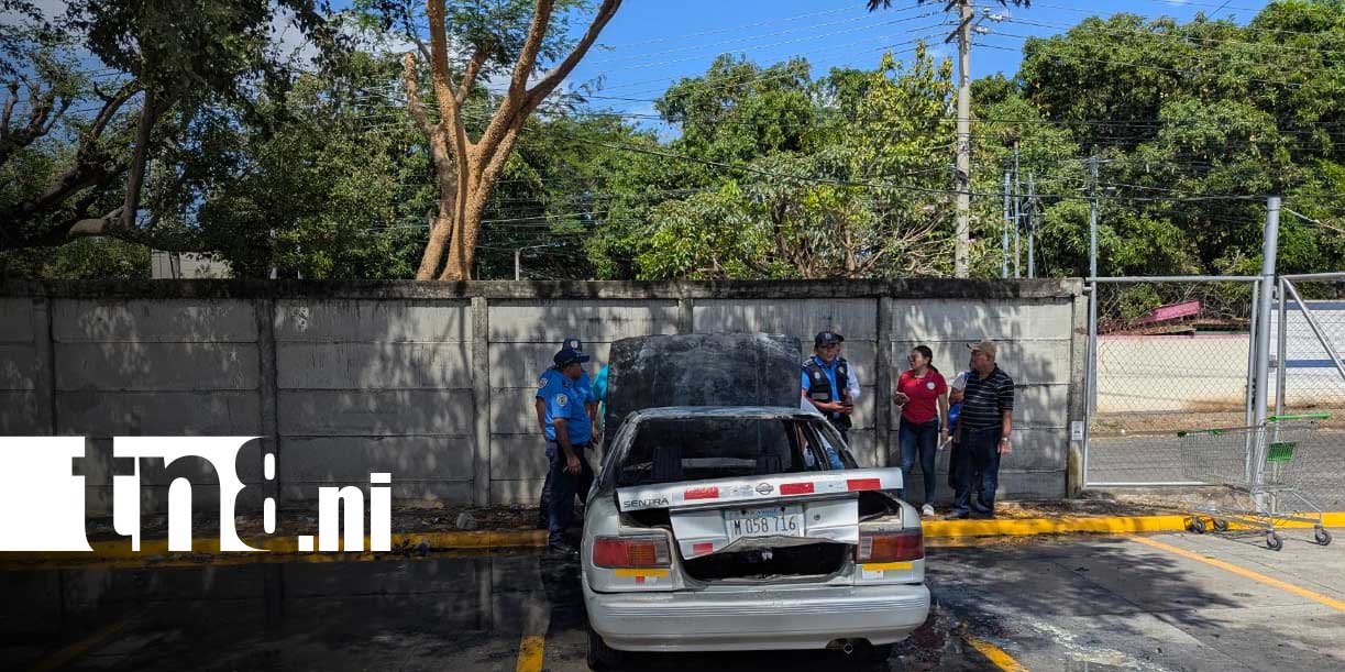 Foto: Vehículo arde en llamas frente al Maxi Palí/TN8