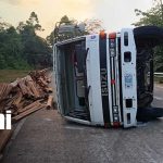 Foto: Conductor y acompañante sobreviven tras brutal vuelco en Bluefields /TN8