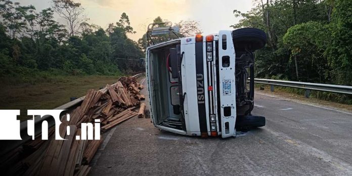 Foto: Conductor y acompañante sobreviven tras brutal vuelco en Bluefields /TN8