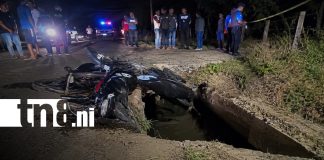 Foto: Motociclista muere en alcantarilla en Rivas/TN8