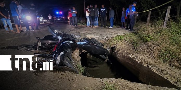 Foto: Motociclista muere en alcantarilla en Rivas/TN8