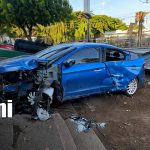 Foto : Accidente en El Chele deja daños en poste y semáforos/TN8