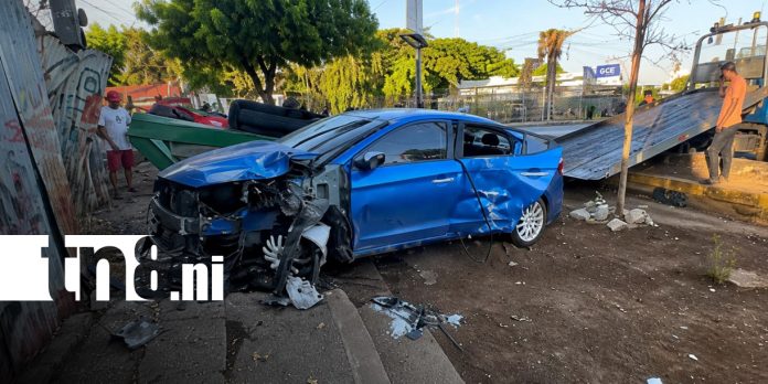 6 Foto : Accidente en El Chele deja daños en poste y semáforos/TN8