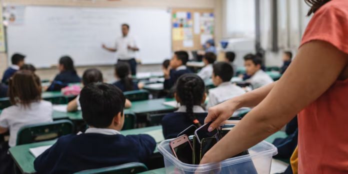 Foto: Ciudad de México regula uso de celulares en escuelas /Cortesía