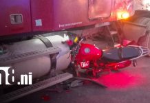 Tragedia en Granada: motociclista muere tras fuerte choque con furgón en Masaya–Granada Foto: Motociclista muere en choque en Granada/TN8