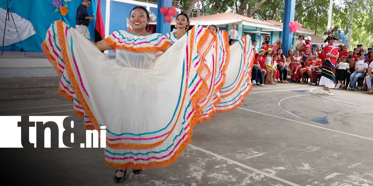 Foto:Estudiantes celebran a las madres con cantos, poemas y actividades culturales/TN8