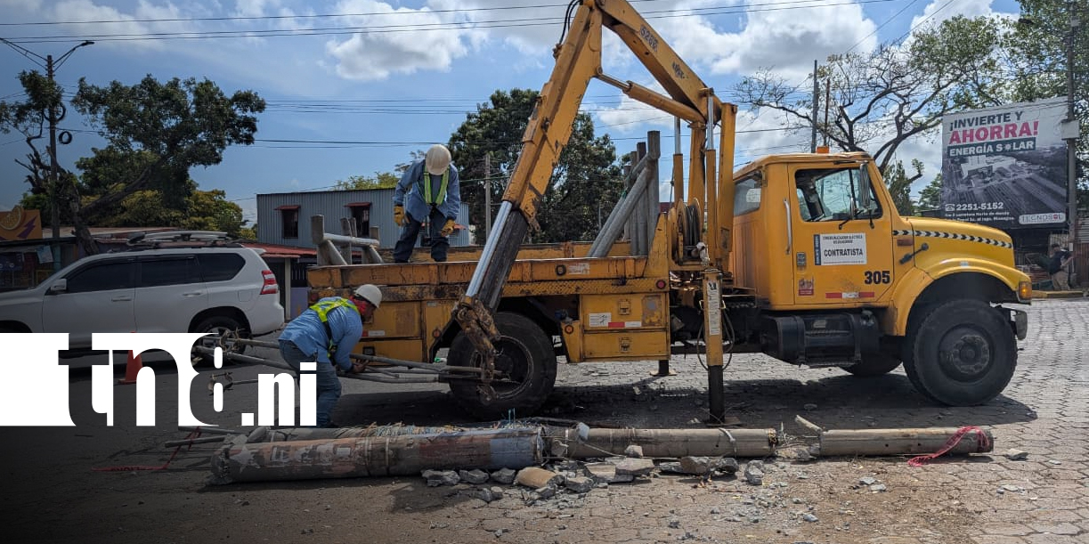 Foto : Accidente en El Chele deja daños en poste y semáforos/TN8
