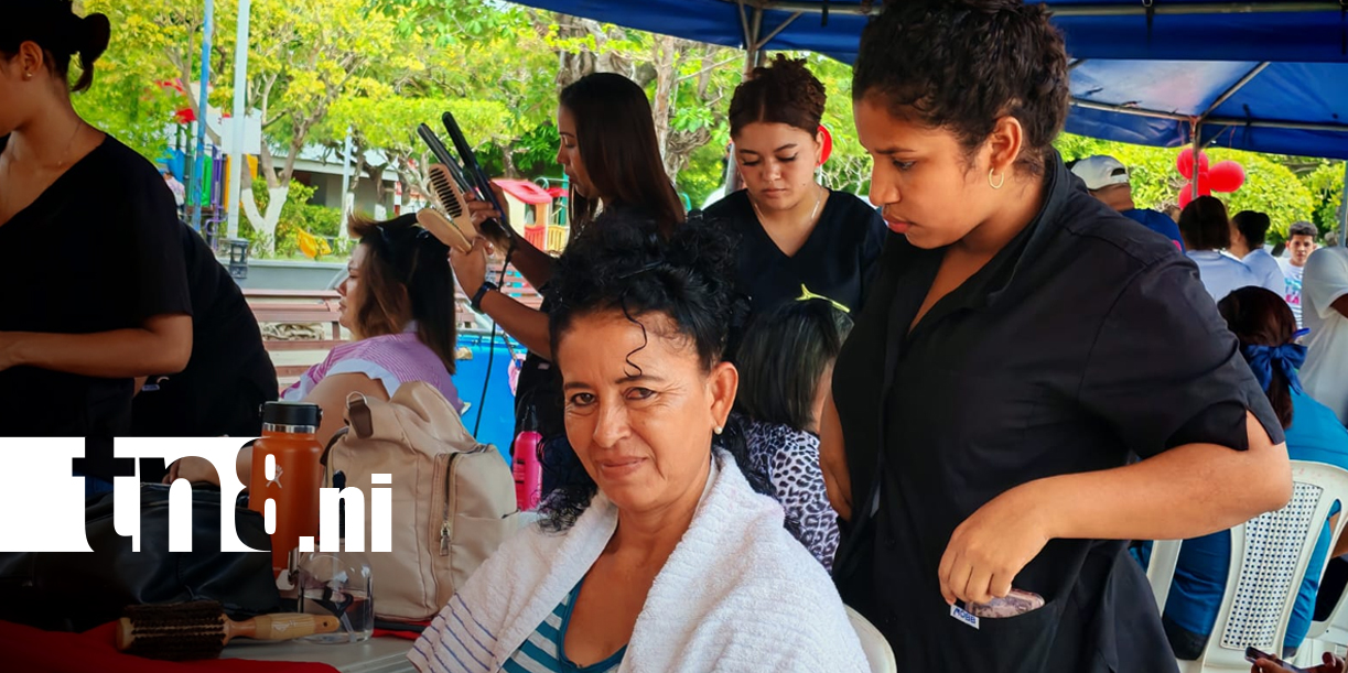 Foto:Estudiantes de belleza consienten a madres en Rivas/TN8