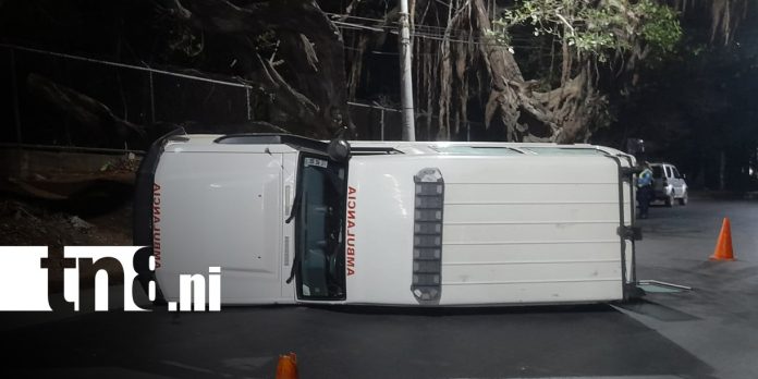 Foto;Ambulancia vuelca en Managua/TN8