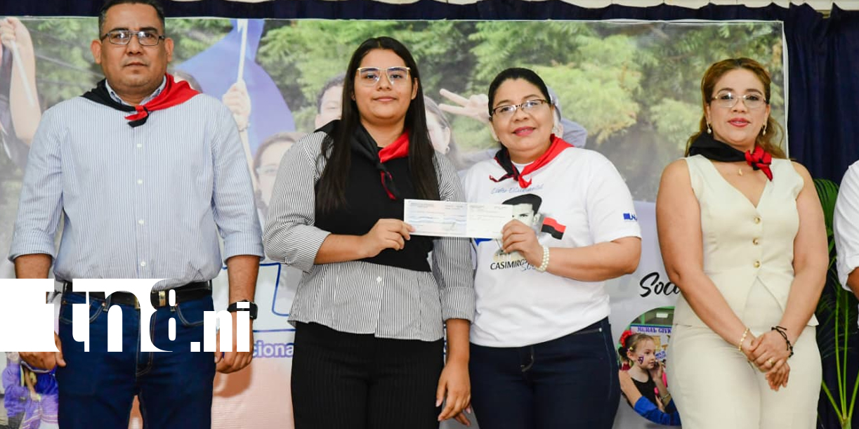 Foto: Becas “Pueblo Presidente” benefician a más de 30 mil estudiantes /TN8