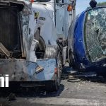 Mala maniobra provoca aparatoso accidente en Carretera Nueva a León Foto: Accidente de tránsito en la Carretera Nueva a León / TN8