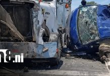 Mala maniobra provoca aparatoso accidente en Carretera Nueva a León Foto: Accidente de tránsito en la Carretera Nueva a León / TN8