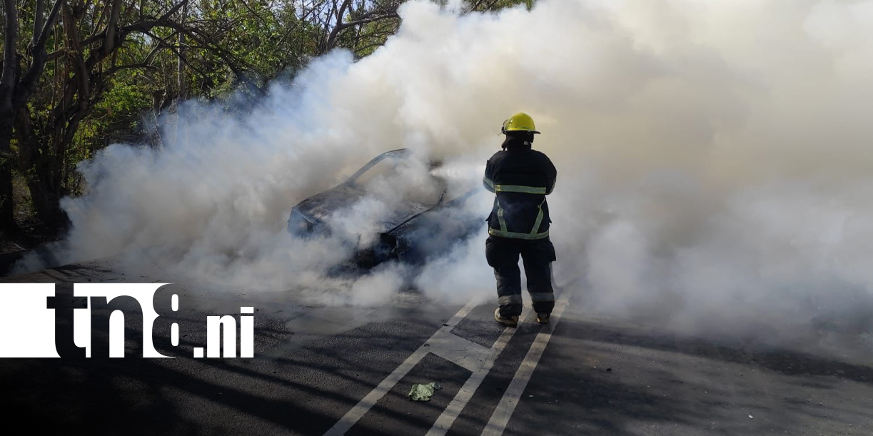 Foto: Incendio de vehículo en carretera de Nindirí a Sabana Grande / TN8