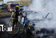 Vehículo arde en llamas en carretera de Nindirí hacia Sabana Grande Foto: Incendio de vehículo en carretera de Nindirí a Sabana Grande / TN8