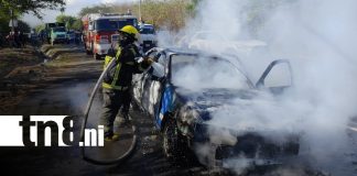 Foto: Incendio de vehículo en carretera de Nindirí a Sabana Grande / TN8