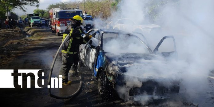 Foto: Incendio de vehículo en carretera de Nindirí a Sabana Grande / TN8