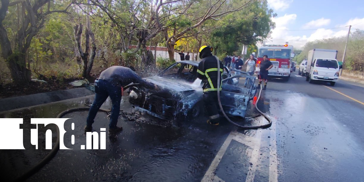 Foto: Incendio de vehículo en carretera de Nindirí a Sabana Grande / TN8