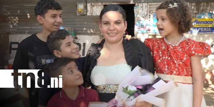 Foto: Madre premiada con La Mamacita Más Linda