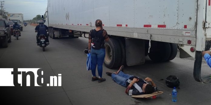 Foto: Sobrevive de milagro tras aparatoso accidente en Sabana Grande, Managua / TN8 Foto: Sobrevive de milagro tras aparatoso accidente en Sabana Grande, Managua / TN8