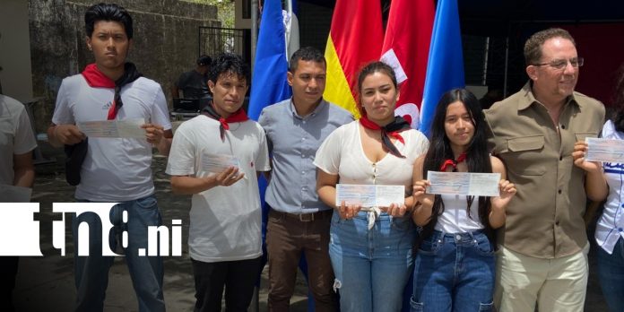 Foto: Becas a estudiantes de Carazo / TN8